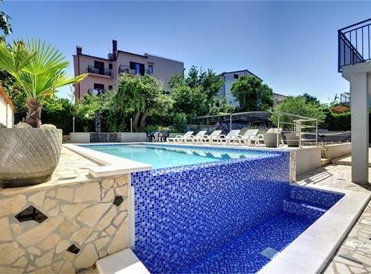 Kuća u Banjolama, 280m2, 100m od mora