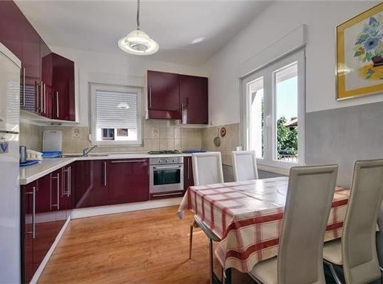 Kuća u Banjolama, 280m2, 100m od mora