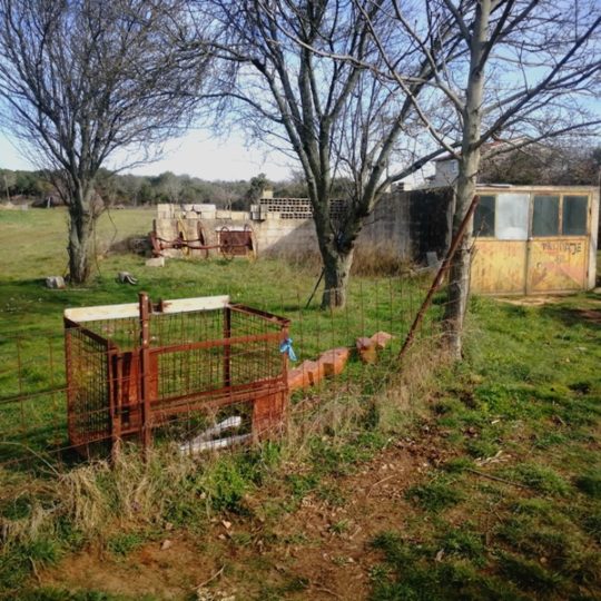Unurbanisiertes Land in Ševe mit legalisiertem Gebäude