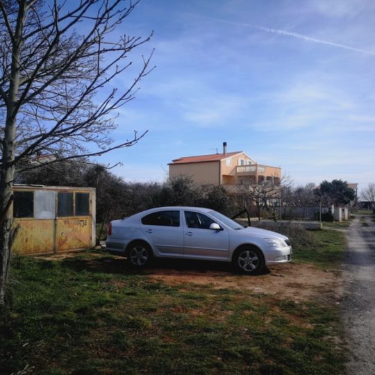 Unurbanisiertes Land in Ševe mit legalisiertem Gebäude