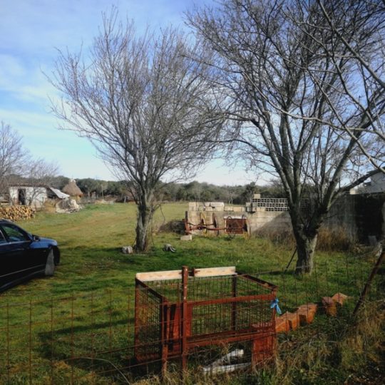 Unurbanisiertes Land in Ševe mit legalisiertem Gebäude
