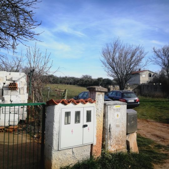 Unurbanisiertes Land in Ševe mit legalisiertem Gebäude