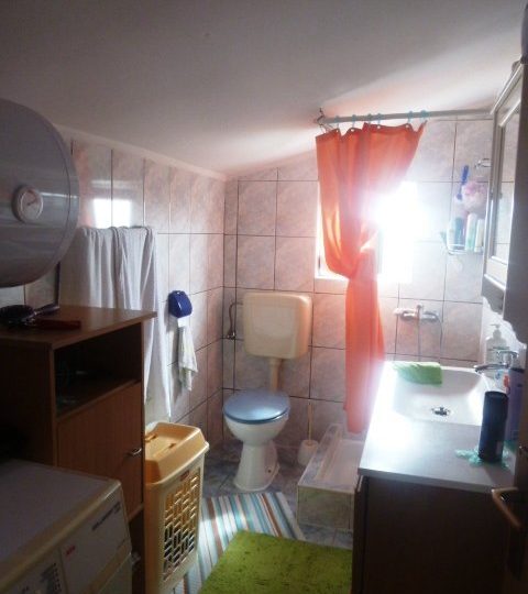 Ližnjan, a house with three apartments and a studio apartment