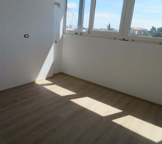 Poslovna prilika u srcu Pule – cijela etaža sa 12 studio apartmana i 2 stana!