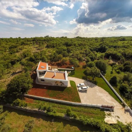 MARČANA NEAR RAKALJ, VILLAGE VILLA WITH 9000m2 OF FOREST