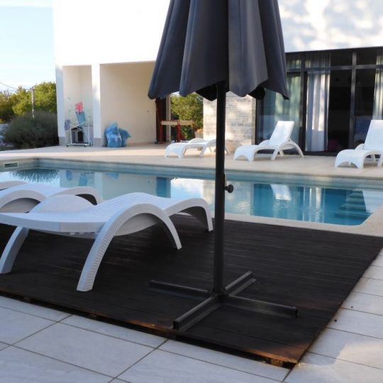 MARČANA NEAR RAKALJ, VILLAGE VILLA WITH 9000m2 OF FOREST