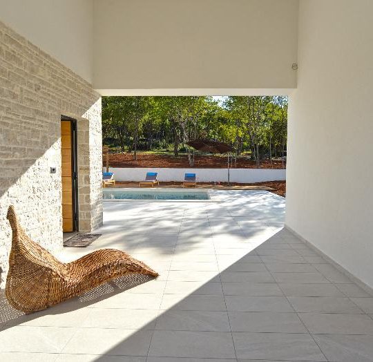 MARČANA NEAR RAKALJ, VILLAGE VILLA WITH 9000m2 OF FOREST