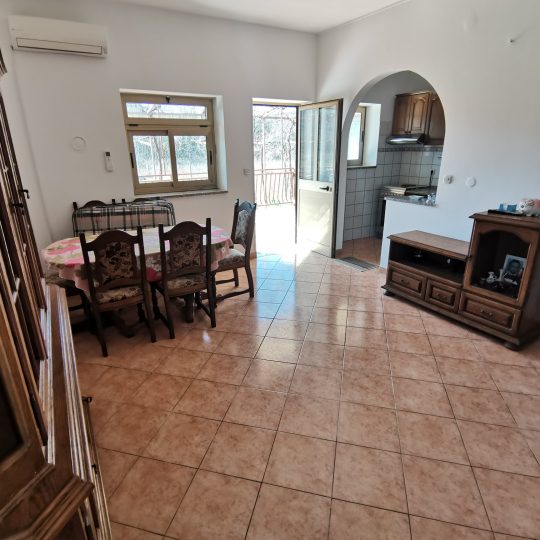 Винтижан, дом с двумя квартирами