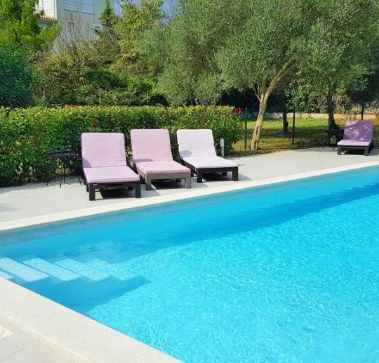 ПРЕМАНТУРА, ДОМ С ЧЕТЫРЕМ УЮТНЫМИ КВАРТИРАМИ, БАССЕЙНОМ