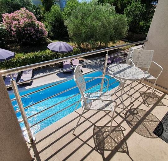 ПРЕМАНТУРА, ДОМ С ЧЕТЫРЕМ УЮТНЫМИ КВАРТИРАМИ, БАССЕЙНОМ