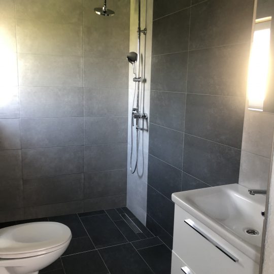 ЛИЖНЯН, ЗДАНИЕ С 5 КВАРТИРАМИ, ВИД НА МОРЕ