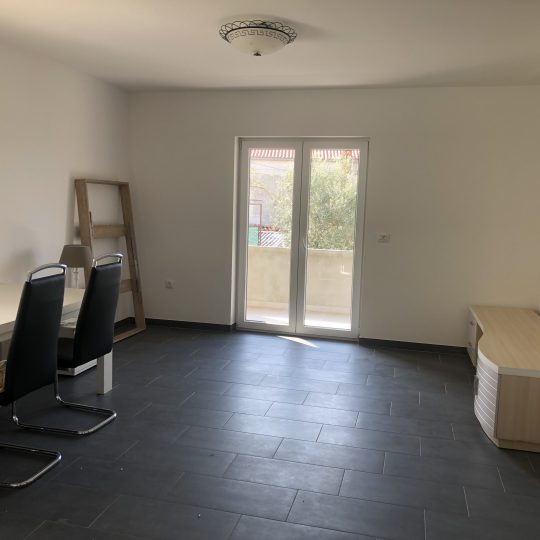 ЛИЖНЯН, ЗДАНИЕ С 5 КВАРТИРАМИ, ВИД НА МОРЕ