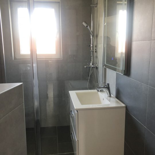 ЛИЖНЯН, ЗДАНИЕ С 5 КВАРТИРАМИ, ВИД НА МОРЕ