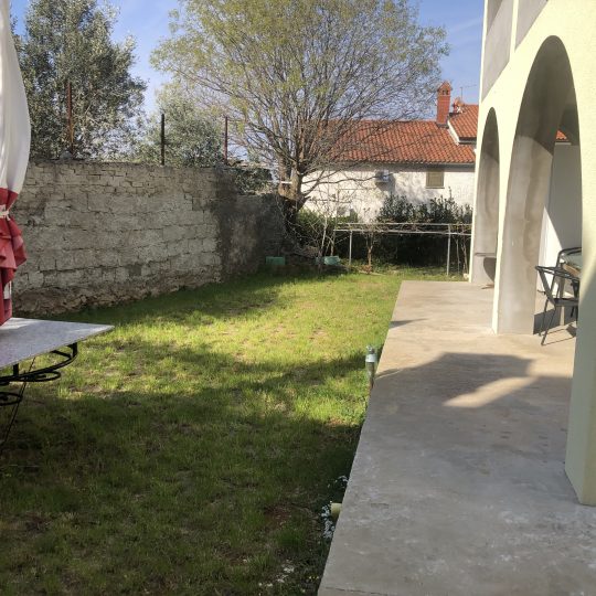 ЛИЖНЯН, ЗДАНИЕ С 5 КВАРТИРАМИ, ВИД НА МОРЕ