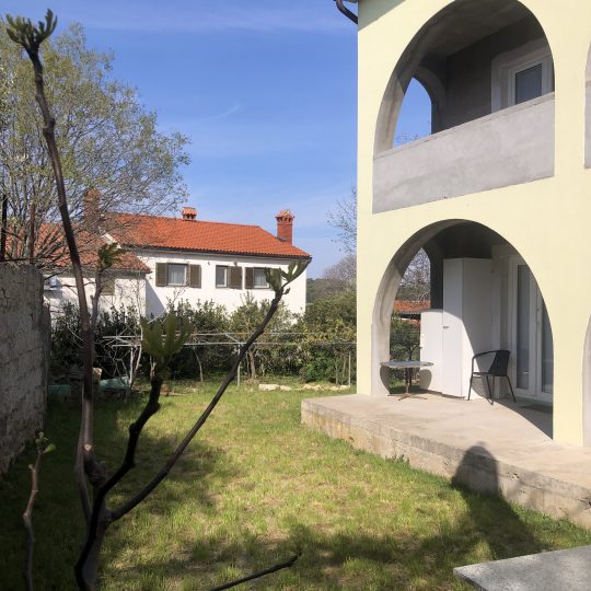 ЛИЖНЯН, ЗДАНИЕ С 5 КВАРТИРАМИ, ВИД НА МОРЕ