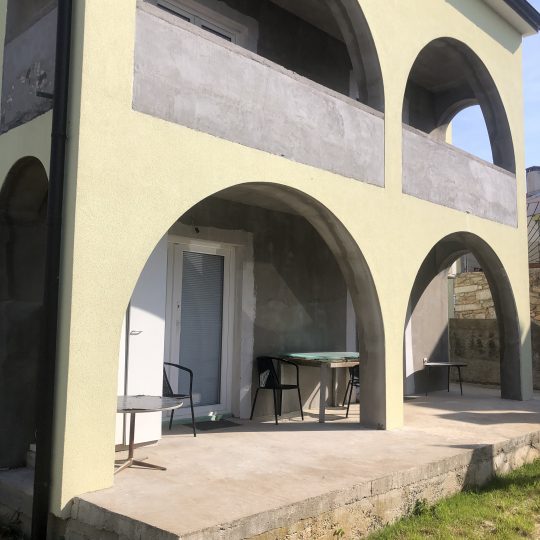 ЛИЖНЯН, ЗДАНИЕ С 5 КВАРТИРАМИ, ВИД НА МОРЕ