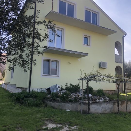 ЛИЖНЯН, ЗДАНИЕ С 5 КВАРТИРАМИ, ВИД НА МОРЕ