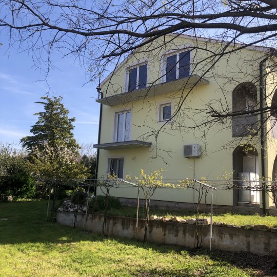 ЛИЖНЯН, ЗДАНИЕ С 5 КВАРТИРАМИ, ВИД НА МОРЕ