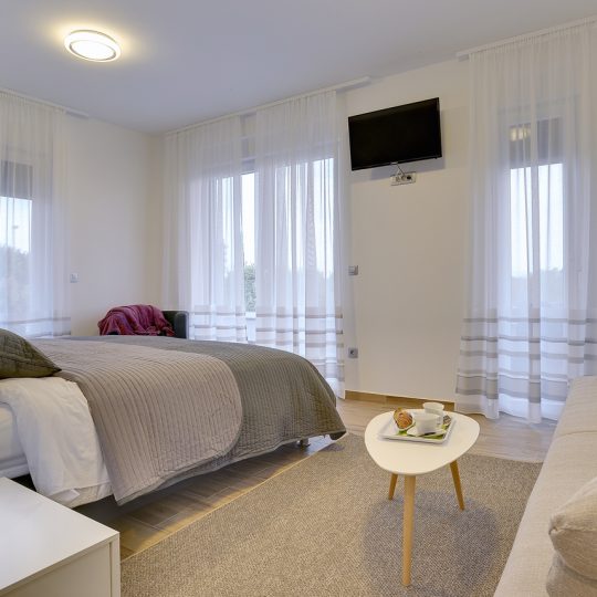 Окрестности Пулы, современная вилла с бассейном