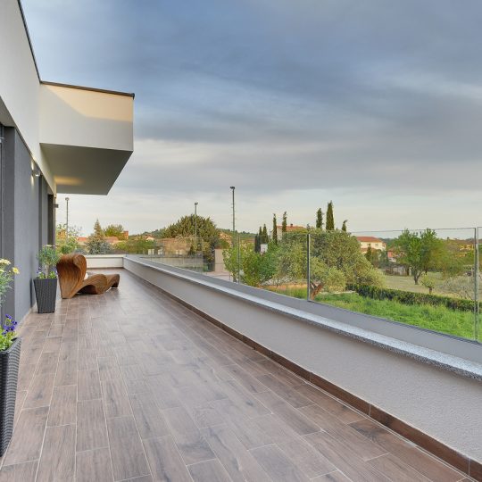 Окрестности Пулы, современная вилла с бассейном