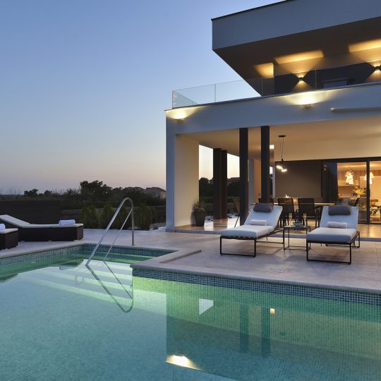 Окрестности Пулы, современная вилла с бассейном