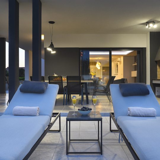 Окрестности Пулы, современная вилла с бассейном