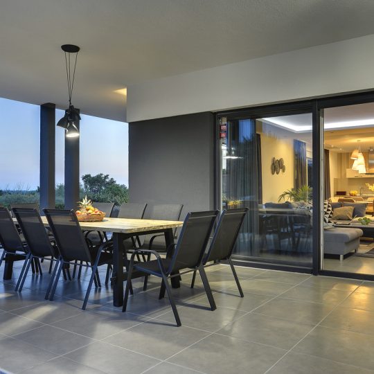 Окрестности Пулы, современная вилла с бассейном