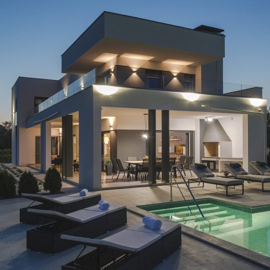 Окрестности Пулы, современная вилла с бассейном