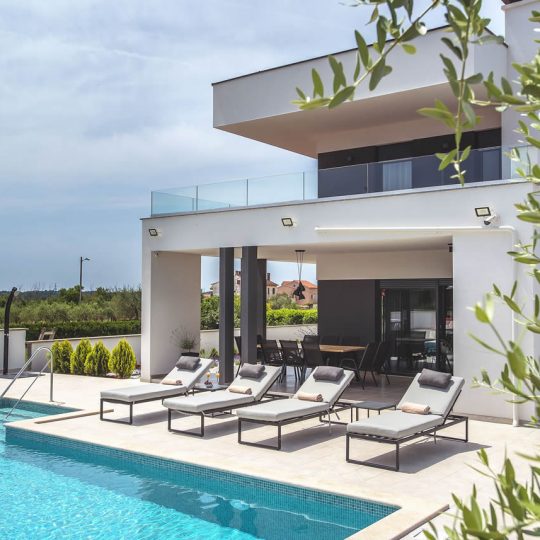 Окрестности Пулы, современная вилла с бассейном