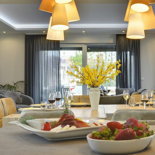 Окрестности Пулы, современная вилла с бассейном