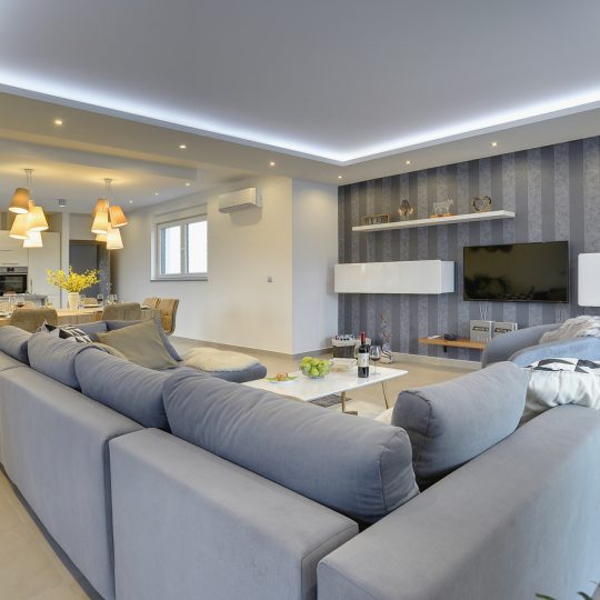 Окрестности Пулы, современная вилла с бассейном