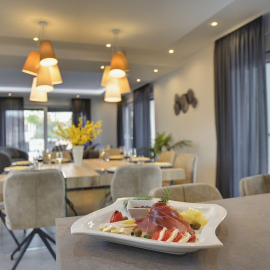 Окрестности Пулы, современная вилла с бассейном