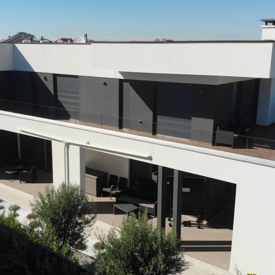 Окрестности Пулы, современная вилла с бассейном