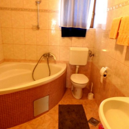 Kuća PREMANTURA, U MIRNOJ ULICI, ČETIRI STANA ,POGLED NA MORE