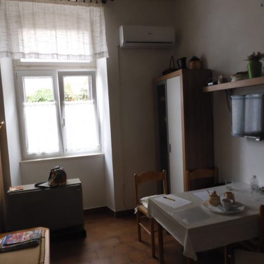 Stan PULA, CENTAR, ADAPTIRAN, PODIJELJEN U DVIJE CJELINE
