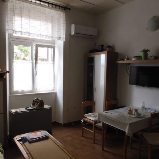 Stan PULA, CENTAR, ADAPTIRAN, PODIJELJEN U DVIJE CJELINE