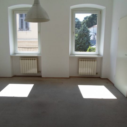 ДОМ ПУЛА, ШИДЖАНА, ТРИ КВАРТИРЫ, ОФИСНЫЕ ПОМЕЩЕНИЯ