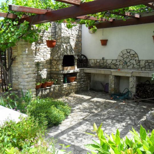 ДОМ ПУЛА, ШИДЖАНА, ТРИ КВАРТИРЫ, ОФИСНЫЕ ПОМЕЩЕНИЯ