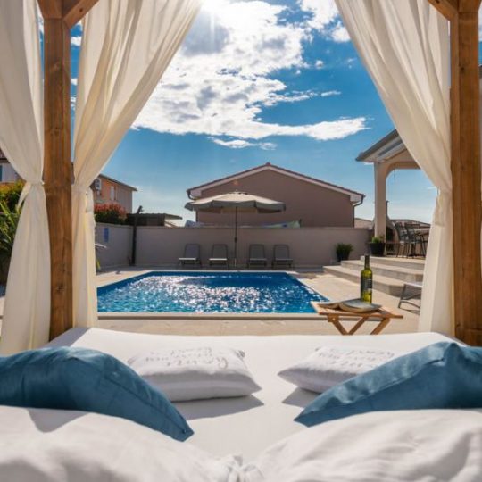 NEAR PULA HOUSE WITH POOL AND GARAGE