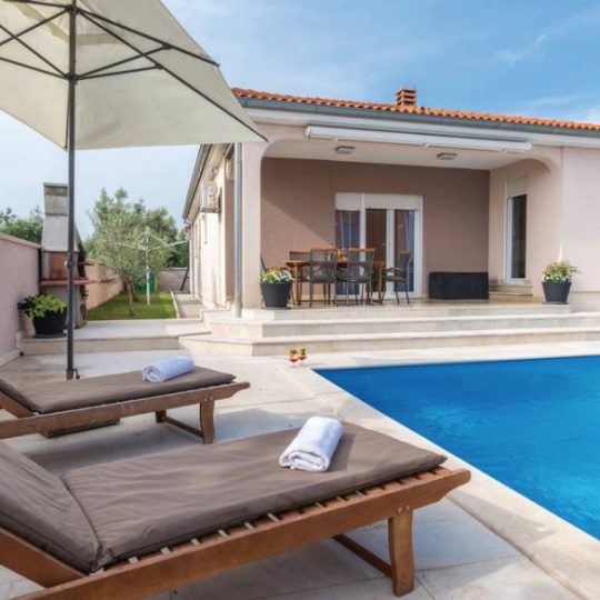 NEAR PULA HOUSE WITH POOL AND GARAGE