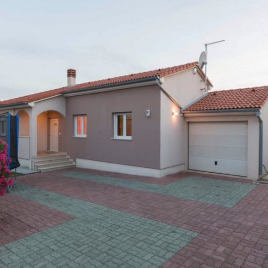 NEAR PULA HOUSE WITH POOL AND GARAGE
