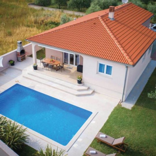 NEAR PULA HOUSE WITH POOL AND GARAGE