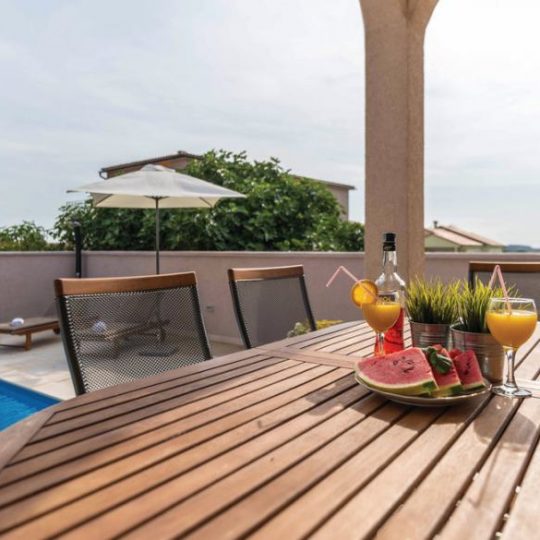 NEAR PULA HOUSE WITH POOL AND GARAGE