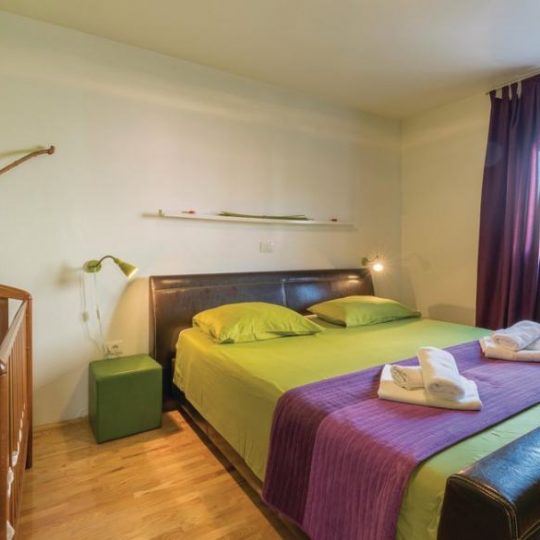 NEAR PULA HOUSE WITH POOL AND GARAGE