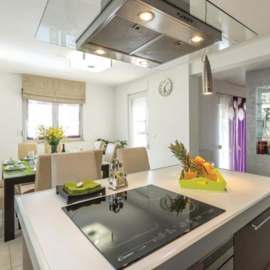 NEAR PULA HOUSE WITH POOL AND GARAGE
