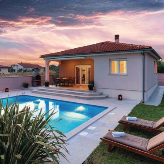 NEAR PULA HOUSE WITH POOL AND GARAGE
