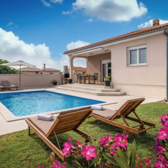 NEAR PULA HOUSE WITH POOL AND GARAGE
