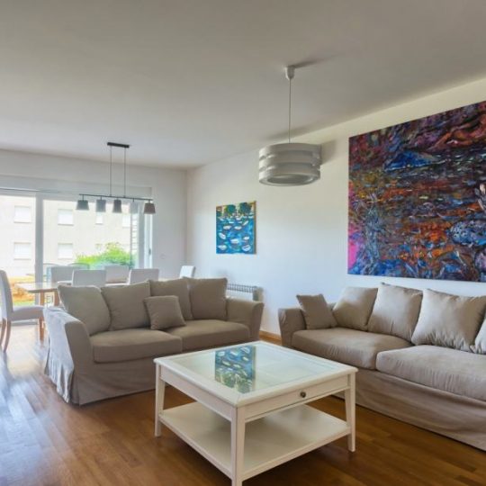 КВАРТИРА ФАШАНА, ПЕРОЙ, УДОБНАЯ КВАРТИРА С ПЯТЬЮ СПАЛЬНЯМИ, ДВУМЯ ПАРКОВКОЙ