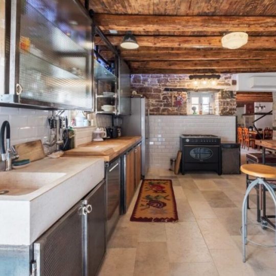 Дом СВЕТВИНЧЕНАТ, РЯДОМ БРИЧАНЧИ, КРАСИВЫЙ КАМЕННЫЙ ДОМ С БАССЕЙНОМ