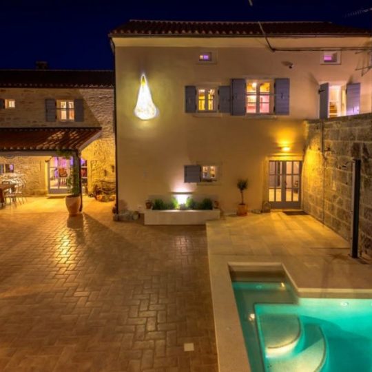 Дом СВЕТВИНЧЕНАТ, РЯДОМ БРИЧАНЧИ, КРАСИВЫЙ КАМЕННЫЙ ДОМ С БАССЕЙНОМ